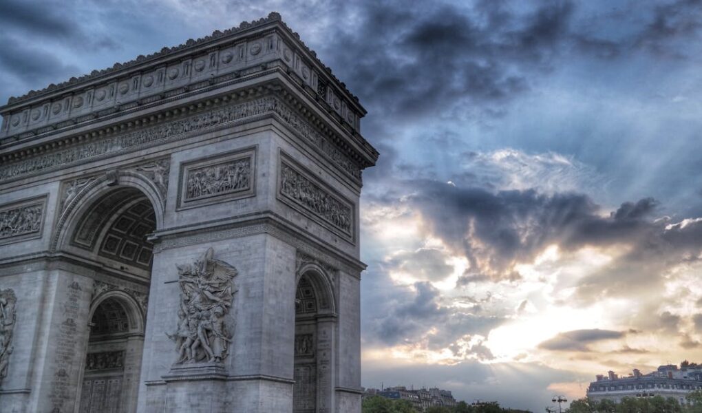 découvrez paris, la ville lumière, où l'histoire rencontre la modernité. explorez ses monuments emblématiques, sa gastronomie raffinée et son atmosphère romantique. que vous soyez amateur d'art, passionné d'histoire ou simplement en quête de belles balades, paris saura vous enchanter à chaque coin de rue.