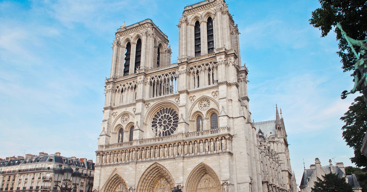 découvrez paris, la ville lumière, célèbre pour ses monuments emblématiques tels que la tour eiffel, le louvre et la beauté de ses quartiers. explorez la richesse culturelle, la gastronomie raffinée et l'atmosphère romantique qui font de paris une destination incontournable.
