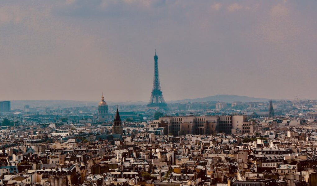 découvrez la magie de paris, la ville des lumières, riche en histoire, culture et gastronomie. explorez ses monuments emblématiques, flânez le long de la seine et goûtez à sa cuisine renommée. paris vous attend pour une expérience inoubliable.