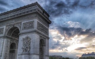 découvrez paris, la ville lumière, où l'histoire rencontre la modernité. explorez ses monuments emblématiques, sa gastronomie raffinée et son atmosphère romantique. que vous soyez amateur d'art, passionné d'histoire ou simplement en quête de belles balades, paris saura vous enchanter à chaque coin de rue.