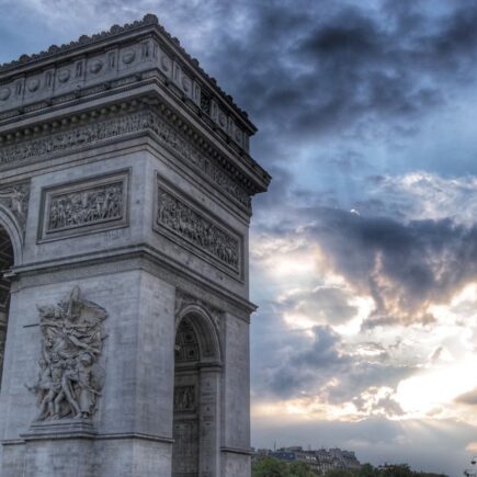 découvrez paris, la ville lumière, où l'histoire rencontre la modernité. explorez ses monuments emblématiques, sa gastronomie raffinée et son atmosphère romantique. que vous soyez amateur d'art, passionné d'histoire ou simplement en quête de belles balades, paris saura vous enchanter à chaque coin de rue.