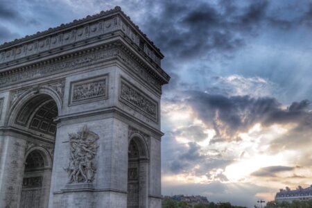 découvrez paris, la ville lumière, où l'histoire rencontre la modernité. explorez ses monuments emblématiques, sa gastronomie raffinée et son atmosphère romantique. que vous soyez amateur d'art, passionné d'histoire ou simplement en quête de belles balades, paris saura vous enchanter à chaque coin de rue.