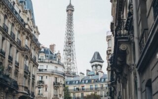 découvrez paris, la ville lumière, riche en histoire, culture et gastronomie. explorez ses monuments emblématiques, ses charmants quartiers et sa vie nocturne animée.