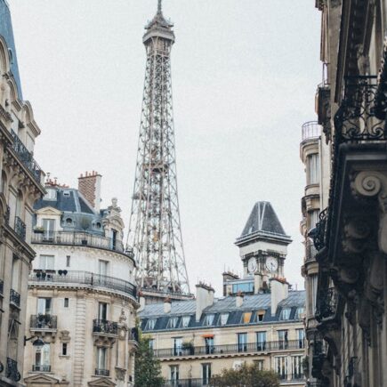 découvrez paris, la ville lumière, riche en histoire, culture et gastronomie. explorez ses monuments emblématiques, ses charmants quartiers et sa vie nocturne animée.