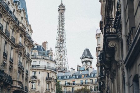 découvrez paris, la ville lumière, riche en histoire, culture et gastronomie. explorez ses monuments emblématiques, ses charmants quartiers et sa vie nocturne animée.