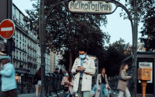 découvrez le métro de paris, un réseau de transport emblématique qui relie les quartiers de la ville lumière. explorez son histoire, son architecture unique et les conseils pratiques pour naviguer facilement dans ce labyrinthe souterrain.
