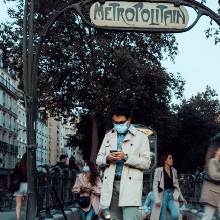 découvrez le métro de paris, un réseau de transport emblématique qui relie les quartiers de la ville lumière. explorez son histoire, son architecture unique et les conseils pratiques pour naviguer facilement dans ce labyrinthe souterrain.