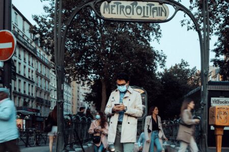 découvrez le métro de paris, un réseau de transport emblématique qui relie les quartiers de la ville lumière. explorez son histoire, son architecture unique et les conseils pratiques pour naviguer facilement dans ce labyrinthe souterrain.