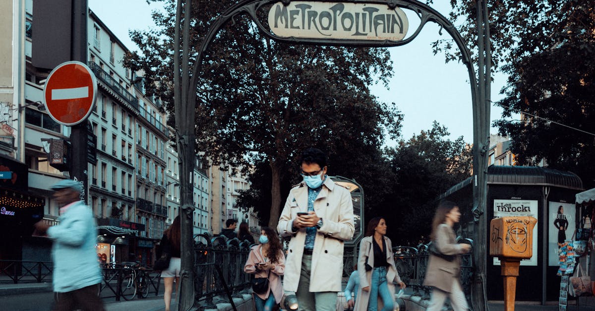 découvrez le métro de paris, un réseau de transport emblématique qui relie les quartiers de la ville lumière. explorez son histoire, son architecture unique et les conseils pratiques pour naviguer facilement dans ce labyrinthe souterrain.