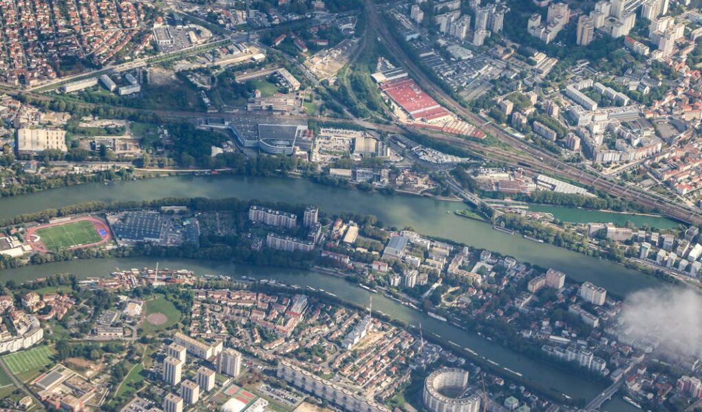 découvrez les quartiers emblématiques de paris, chacun avec son charme unique, sa culture vibrante et ses attractions fascinantes. explorez l'histoire, la gastronomie et les lieux incontournables qui font de chaque arrondissement une destination à part entière.