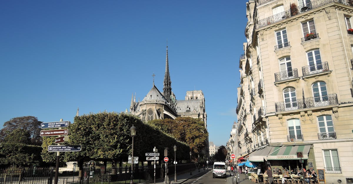 découvrez les quartiers emblématiques de paris, chacun avec son charme unique et ses attractions incontournables. explorez l'histoire, la culture et les secrets cachés des rues parisiennes pour une expérience inoubliable.
