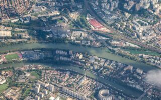 découvrez les quartiers emblématiques de paris, chacun avec son charme unique, sa culture vibrante et ses attractions fascinantes. explorez l'histoire, la gastronomie et les lieux incontournables qui font de chaque arrondissement une destination à part entière.