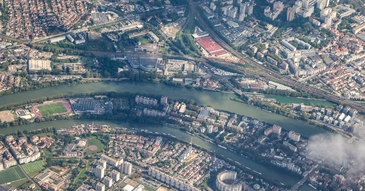 découvrez les quartiers emblématiques de paris, chacun avec son charme unique, sa culture vibrante et ses attractions fascinantes. explorez l'histoire, la gastronomie et les lieux incontournables qui font de chaque arrondissement une destination à part entière.