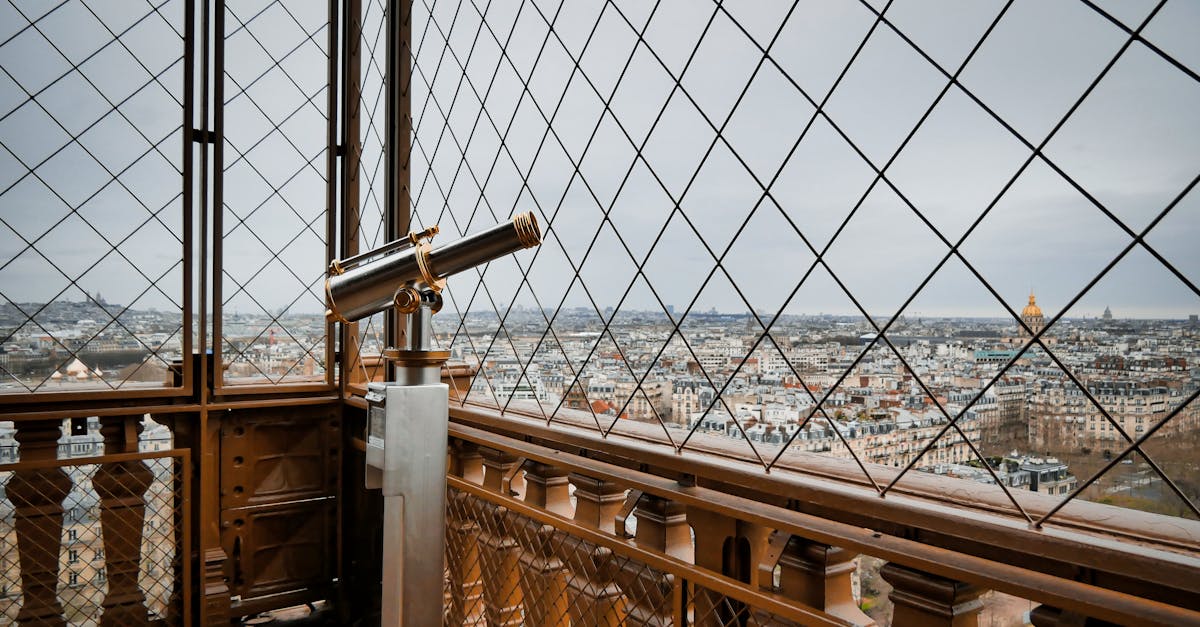 découvrez les plus beaux rooftops de paris, où gastronomie et vues imprenables se rencontrent. profitez d'une expérience unique en plein ciel, tout en admirant la magnifique skyline de la capitale française. parfait pour un verre entre amis ou un moment romantique.