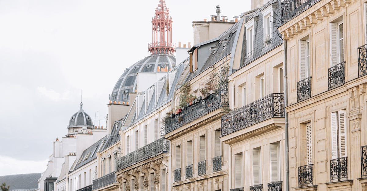 découvrez les toits de paris, des panoramas époustouflants et des coins cachés où savourer un verre tout en admirant la beauté de la ville lumière. explorez les meilleures terrasses et rooftops pour une expérience inoubliable en hauteur.