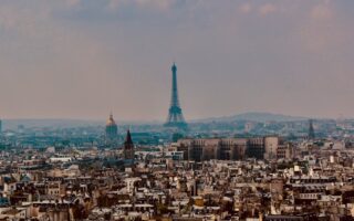 découvrez les toits parisiens : une expérience unique offrant des vues imprenables sur la ville lumière. explorez les cafés, bars et terrasses cachés qui font de paris un spectacle à chaque étage.