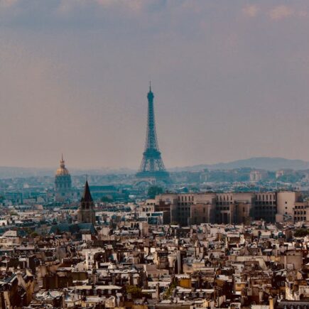 découvrez les toits parisiens : une expérience unique offrant des vues imprenables sur la ville lumière. explorez les cafés, bars et terrasses cachés qui font de paris un spectacle à chaque étage.