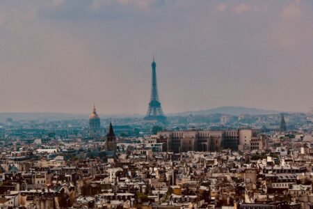 découvrez les toits parisiens : une expérience unique offrant des vues imprenables sur la ville lumière. explorez les cafés, bars et terrasses cachés qui font de paris un spectacle à chaque étage.