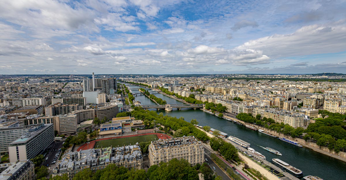 découvrez l'architecture parisienne, un mélange unique de styles historiques et modernes, des élégantes façades haussmanniennes aux innovations contemporaines. plongez dans l'art urbain de la ville lumière.