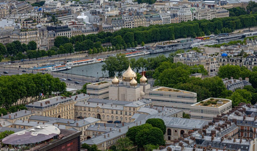 découvrez la richesse et la diversité de l'architecture parisienne, un véritable témoignage de l'histoire et de l'art dans la capitale française. explorez les styles variés, des majestueux monuments haussmanniens aux innovations contemporaines, et laissez-vous séduire par l'élégance des bâtiments qui caractérisent paris.