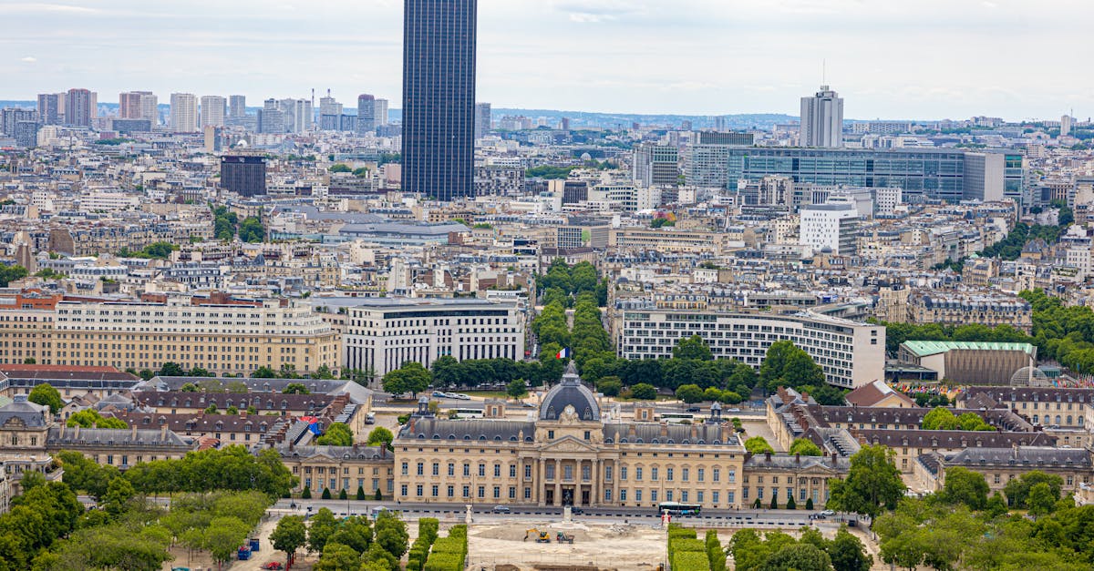 découvrez l'élégance intemporelle de l'architecture parisienne, un mélange unique de styles historiques et modernes. de la majestueuse cathédrale notre-dame aux charmants immeubles haussmanniens, plongez dans l'art de vivre à la française au cœur de paris.