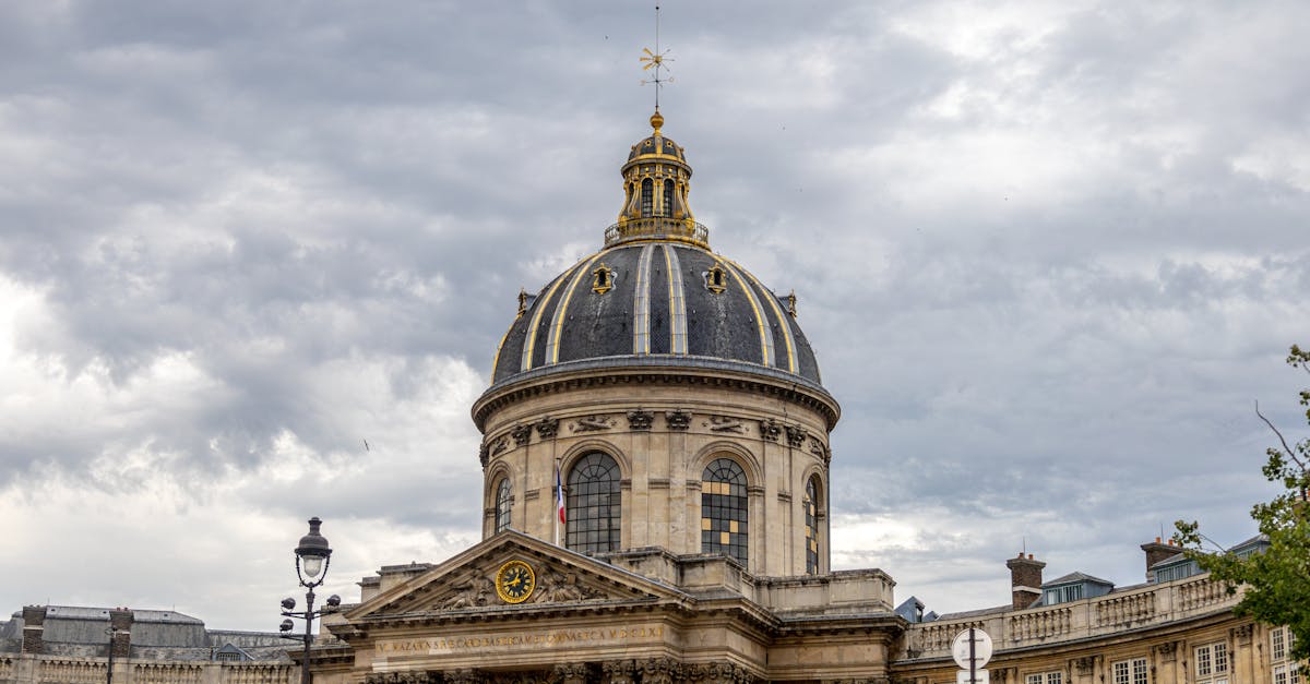découvrez la beauté unique de l'architecture parisienne, un mélange fascinant de styles historiques et contemporains, des majestueux bâtiments haussmanniens aux créations modernes innovantes. immergez-vous dans l'élégance de la capitale française et explorez ses joyaux architecturaux.