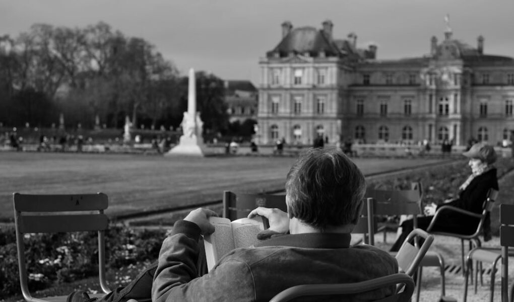 découvrez l'univers fascinant des bouquinistes parisiens, où chaque coin de rue révèle des trésors littéraires inestimables. plongez dans l'ambiance unique des librairies de la capitale française, entre livres anciens, best-sellers et éditions rares, pour une expérience de lecture inoubliable.
