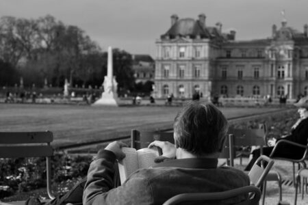 découvrez l'univers fascinant des bouquinistes parisiens, où chaque coin de rue révèle des trésors littéraires inestimables. plongez dans l'ambiance unique des librairies de la capitale française, entre livres anciens, best-sellers et éditions rares, pour une expérience de lecture inoubliable.