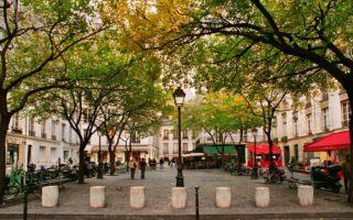 découvrez l'ambiance unique des cafés parisiens, où tradition et modernité se rencontrent. savourez un café tout en profitant de l'art de vivre à la française dans ces établissements emblématiques de la capitale.