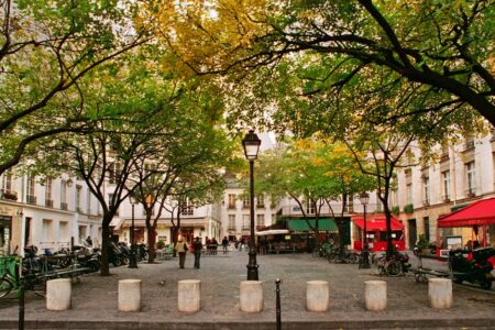 découvrez l'ambiance unique des cafés parisiens, où tradition et modernité se rencontrent. savourez un café tout en profitant de l'art de vivre à la française dans ces établissements emblématiques de la capitale.