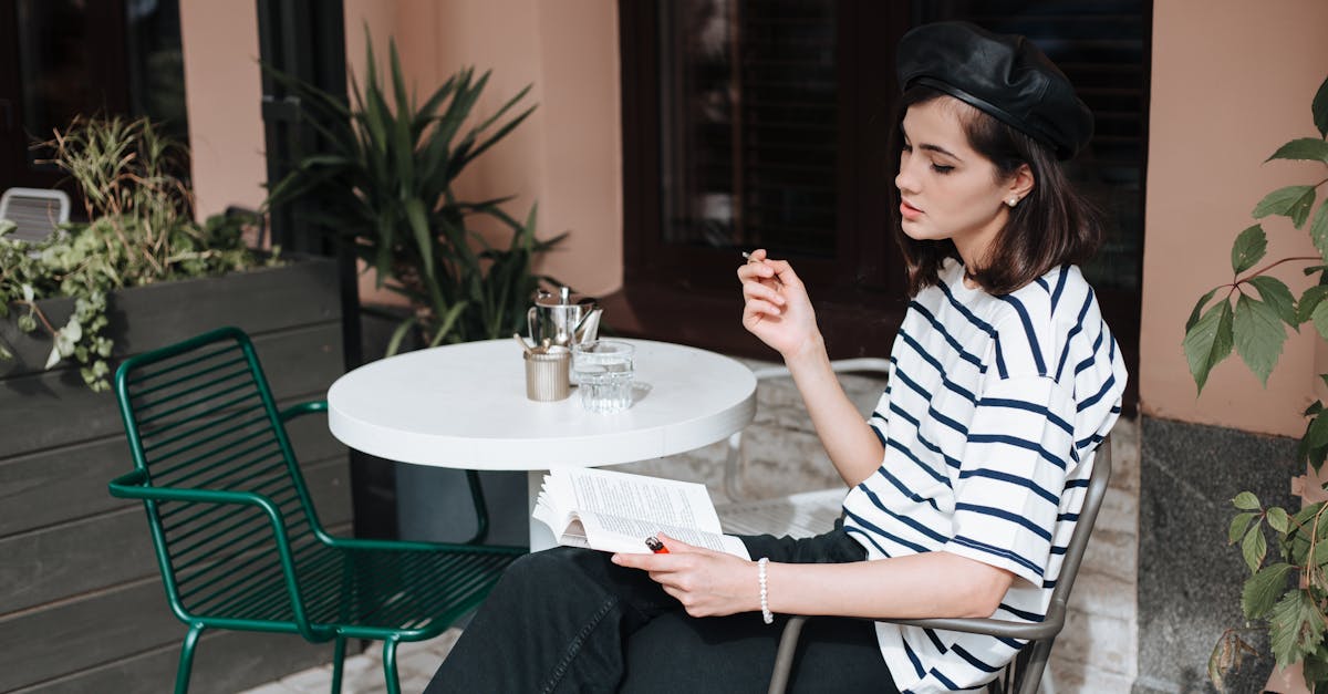découvrez comment les influences de la mode parisienne façonnent les tendances contemporaines. plongez dans l'élégance intemporelle et l'innovation des créateurs parisiens qui inspirent le monde de la mode.