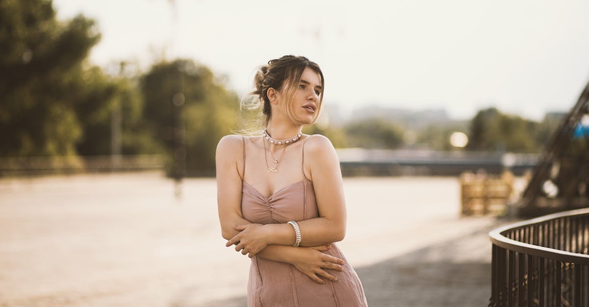 découvrez l'influence de la mode parisienne, symbole d'élégance et de créativité. explorez comment les tendances de la capitale française façonnent le monde de la mode et inspirent des designers partout dans le monde.