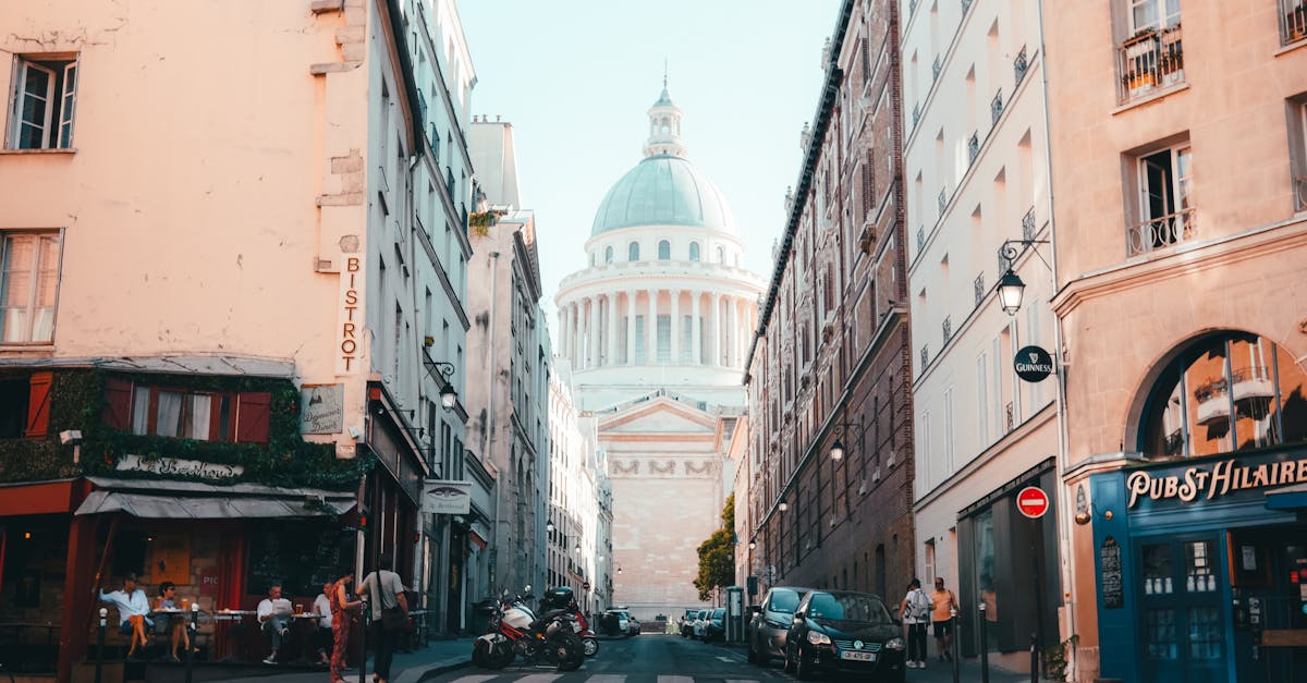 découvrez les traditions parisiennes qui font la richesse de la culture de la ville lumière. plongez dans l'histoire, la gastronomie, et les coutumes uniques de paris, et laissez-vous séduire par l'authenticité parisienne au fil des saisons.