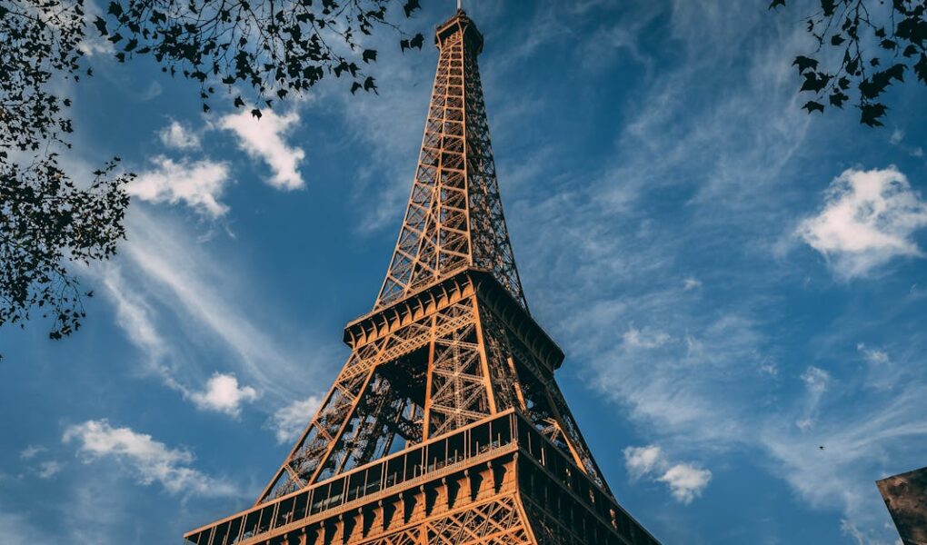 découvrez les traditions parisiennes authentiques qui forgent l'identité de la capitale française. plongez dans un univers riche en histoire, gastronomie et culture, où chaque coin de rue raconte une histoire unique. explorez les coutumes, les fêtes et les savoir-faire de paris pour une immersion totale dans l'esprit de la ville lumière.