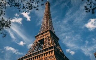 découvrez les traditions parisiennes authentiques qui forgent l'identité de la capitale française. plongez dans un univers riche en histoire, gastronomie et culture, où chaque coin de rue raconte une histoire unique. explorez les coutumes, les fêtes et les savoir-faire de paris pour une immersion totale dans l'esprit de la ville lumière.