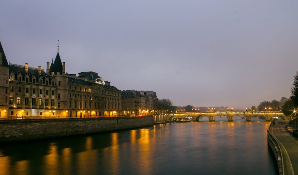 découvrez la seine, le majestueux fleuve qui traverse paris, ses charmants quais, ses monuments emblématiques et ses activités passionnantes. un voyage au cœur de la culture et de l'histoire française.