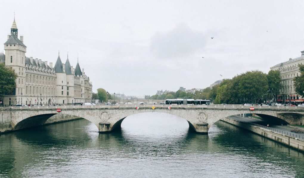découvrez la beauté de la seine, ce fleuve emblématique de france qui traverse paris et offre des paysages enchanteurs, des croisières romantiques et une richesse culturelle sans pareille.