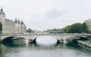 découvrez la beauté de la seine, ce fleuve emblématique de france qui traverse paris et offre des paysages enchanteurs, des croisières romantiques et une richesse culturelle sans pareille.