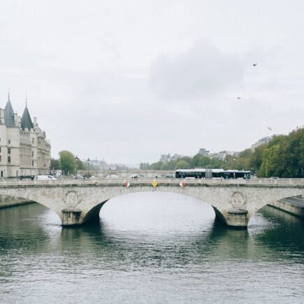 découvrez la beauté de la seine, ce fleuve emblématique de france qui traverse paris et offre des paysages enchanteurs, des croisières romantiques et une richesse culturelle sans pareille.