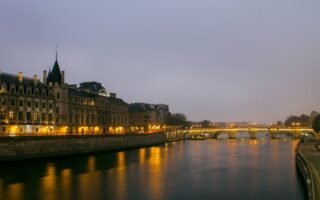 découvrez la seine, le majestueux fleuve qui traverse paris, ses charmants quais, ses monuments emblématiques et ses activités passionnantes. un voyage au cœur de la culture et de l'histoire française.