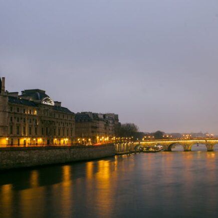 découvrez la seine, le majestueux fleuve qui traverse paris, ses charmants quais, ses monuments emblématiques et ses activités passionnantes. un voyage au cœur de la culture et de l'histoire française.