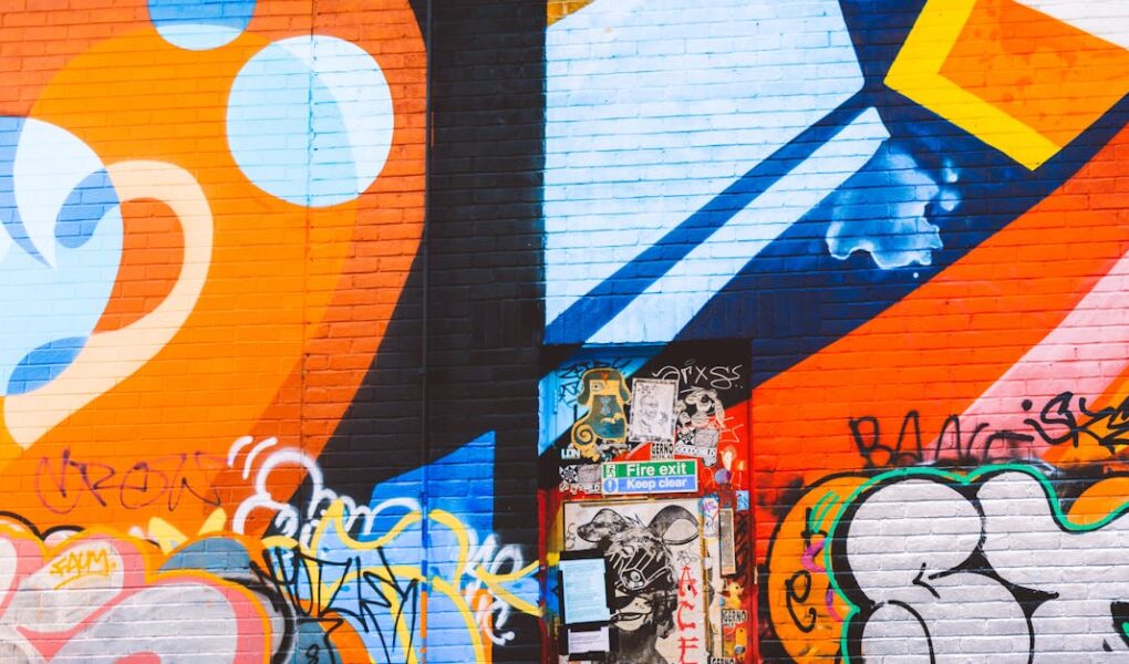 découvrez l'univers vibrant du street art, où la créativité urbaine prend vie à travers des œuvres impressionnantes sur les murs des villes. plongez dans cet art contemporain qui embellit les espaces publics et offre un regard unique sur les problématiques sociales et culturelles.