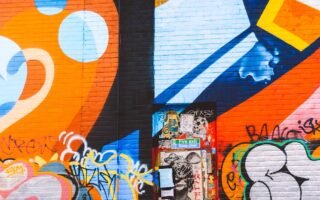 découvrez l'univers vibrant du street art, où la créativité urbaine prend vie à travers des œuvres impressionnantes sur les murs des villes. plongez dans cet art contemporain qui embellit les espaces publics et offre un regard unique sur les problématiques sociales et culturelles.