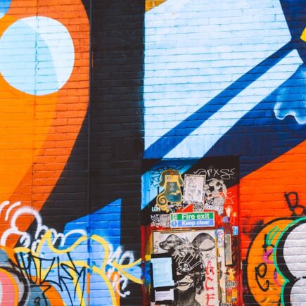 découvrez l'univers vibrant du street art, où la créativité urbaine prend vie à travers des œuvres impressionnantes sur les murs des villes. plongez dans cet art contemporain qui embellit les espaces publics et offre un regard unique sur les problématiques sociales et culturelles.