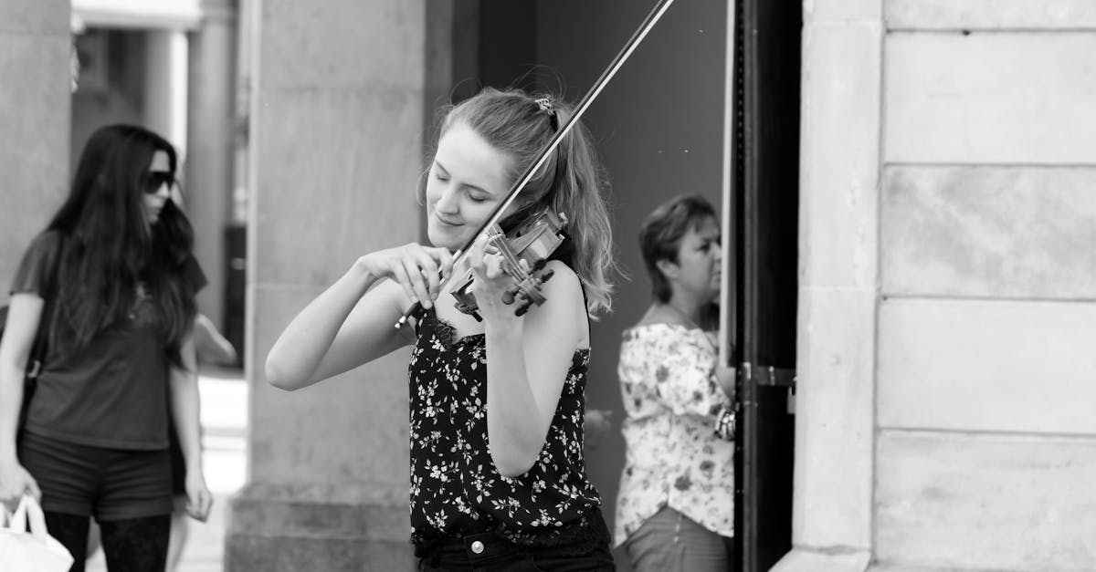 découvrez l'univers captivant des performances de rue, où artistes et talents émergent sur les trottoirs pour émerveiller le public avec des spectacles uniques mêlant danse, musique, magie et art visuel. revivez la magie d'une expérience culturelle vivante et dynamique au cœur de la ville.