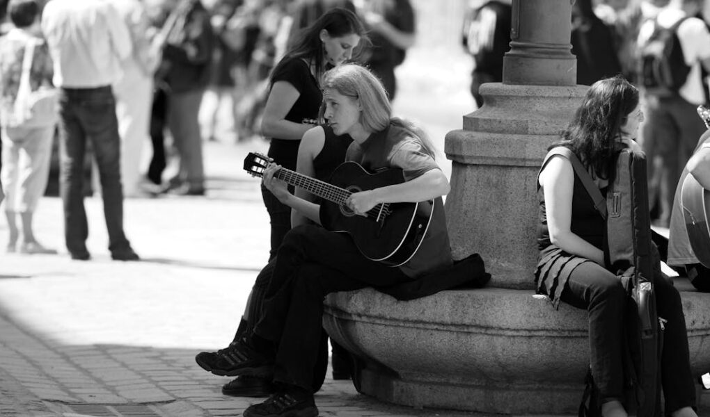 découvrez l'univers fascinant des performances de rue, où artistes de tous horizons se produisent en plein air pour captiver et émerveiller le public. plongez dans l'énergie vibrante de ces spectacles uniques, entre acrobaties, musique et originalité.