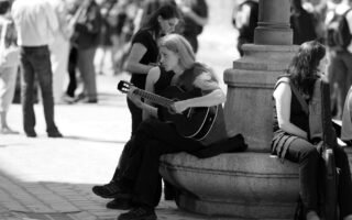 découvrez l'univers fascinant des performances de rue, où artistes de tous horizons se produisent en plein air pour captiver et émerveiller le public. plongez dans l'énergie vibrante de ces spectacles uniques, entre acrobaties, musique et originalité.