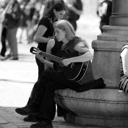 découvrez l'univers fascinant des performances de rue, où artistes de tous horizons se produisent en plein air pour captiver et émerveiller le public. plongez dans l'énergie vibrante de ces spectacles uniques, entre acrobaties, musique et originalité.