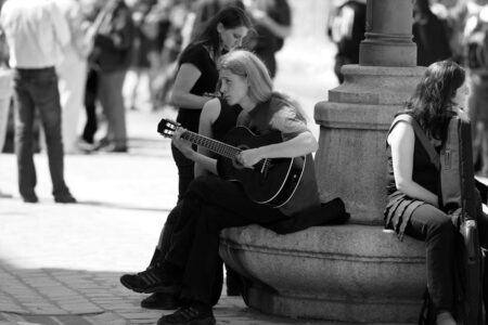 découvrez l'univers fascinant des performances de rue, où artistes de tous horizons se produisent en plein air pour captiver et émerveiller le public. plongez dans l'énergie vibrante de ces spectacles uniques, entre acrobaties, musique et originalité.