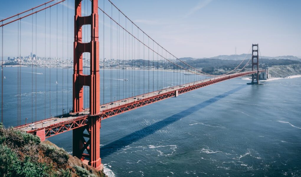 découvrez l'ingénierie fascinante des ponts suspendus, des merveilles architecturales alliant élégance et robustesse. explorez leur fonctionnement, leur histoire et leur impact sur le paysage urbain.